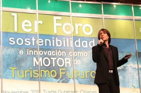 Ronald Sanabria speaking at the Foro de Turismo, Tuxtla Gutierrez, Chiapas, Mexico