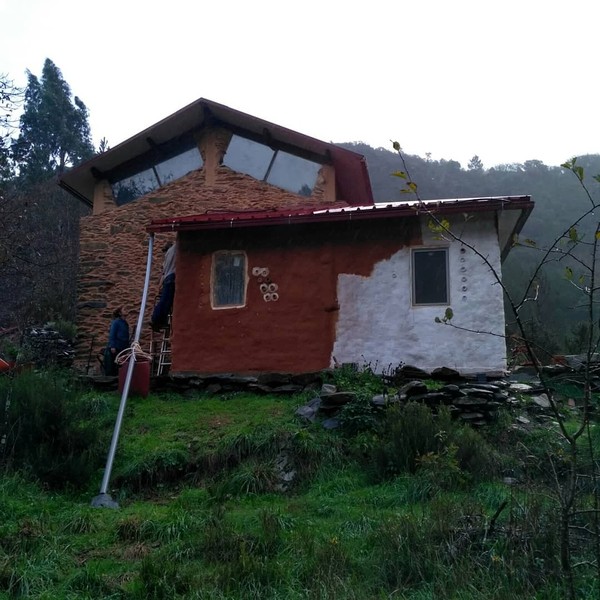 Green Building and Voluntourism up in the mountains of Portugal