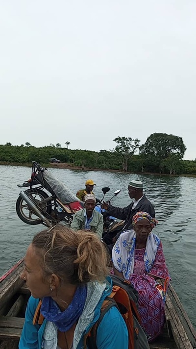 Gangan, Guinea: crossing the river to get to a Peul community.